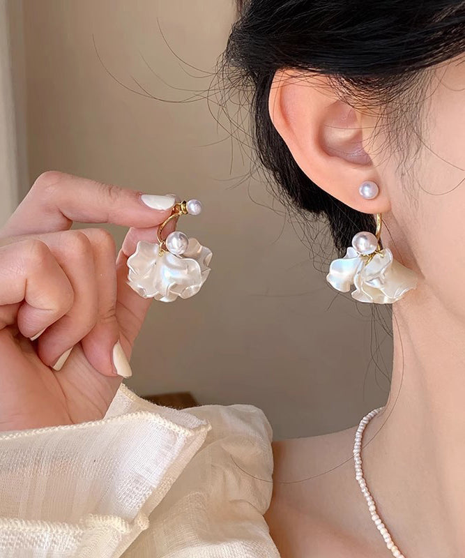 Boucles d'oreilles pendantes élégantes en argent sterling blanc doré et perles, ornées de motifs floraux. - Amawinc