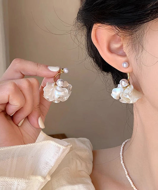 Boucles d'oreilles pendantes élégantes en argent sterling blanc doré et perles, ornées de motifs floraux. - Amawinc
