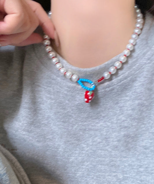 Joli collier avec pendentif en alliage blanc et perle de fraise - Amawinc