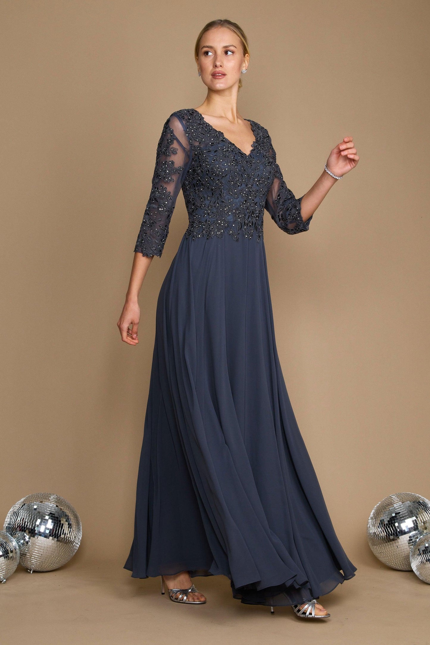 Robe Longue Chiffon Formelle Pour Mère De La Mariée Avec Corsage Orné De Perles Et Décolleté En V Manches Longues
