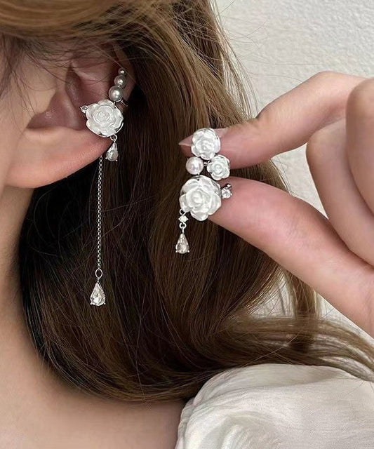 Boucles d'oreilles pendantes asymétriques en cuivre blanc et zircon, perles roses et pompons - Amawinc