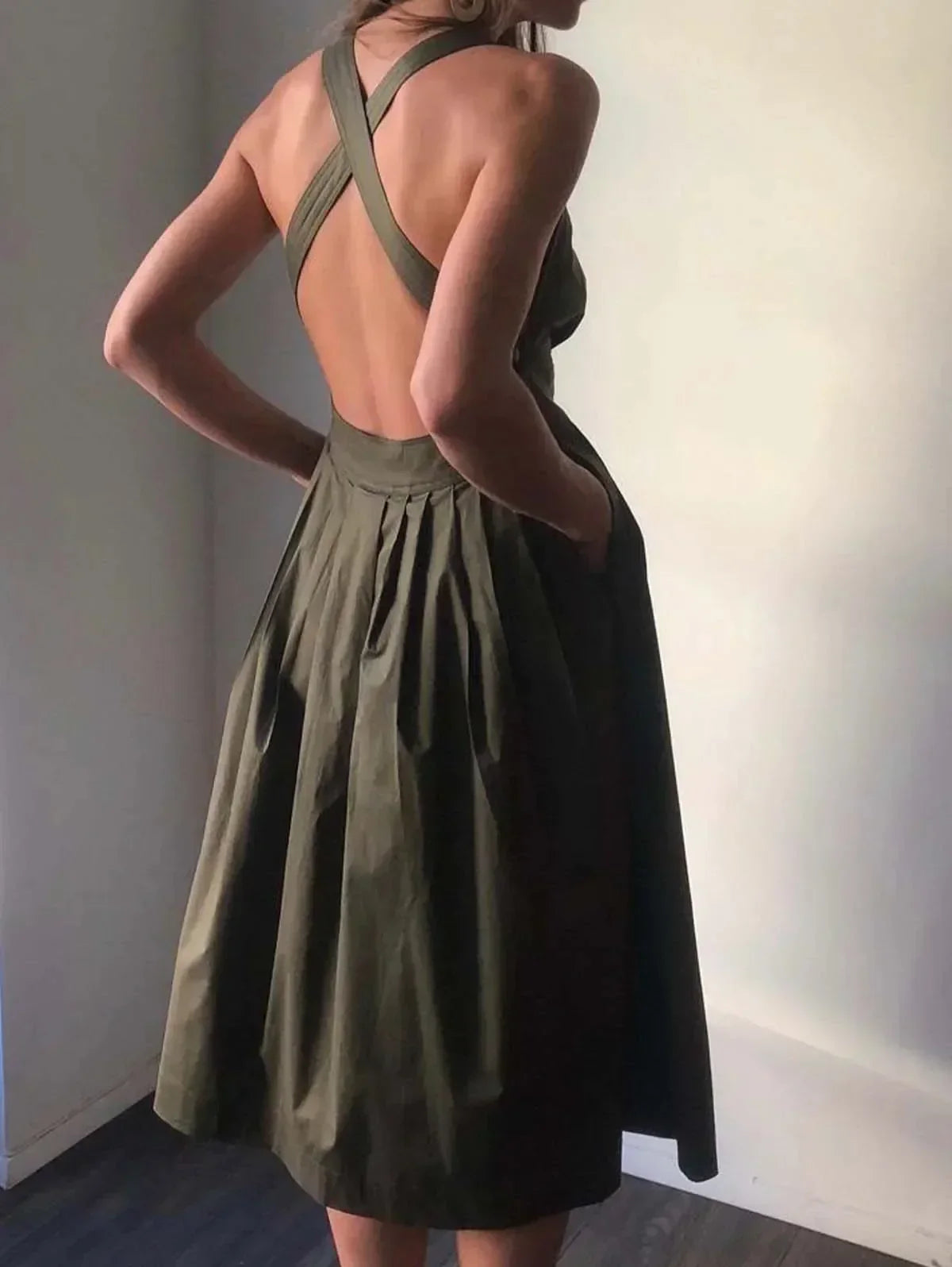Edles Midikleid mit Wickelrücken