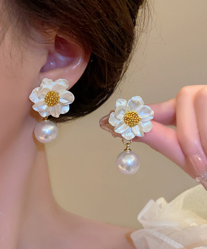 Boucles d'oreilles pendantes élégantes en cuivre blanc doré et perles, ornées de motifs floraux. - Amawinc