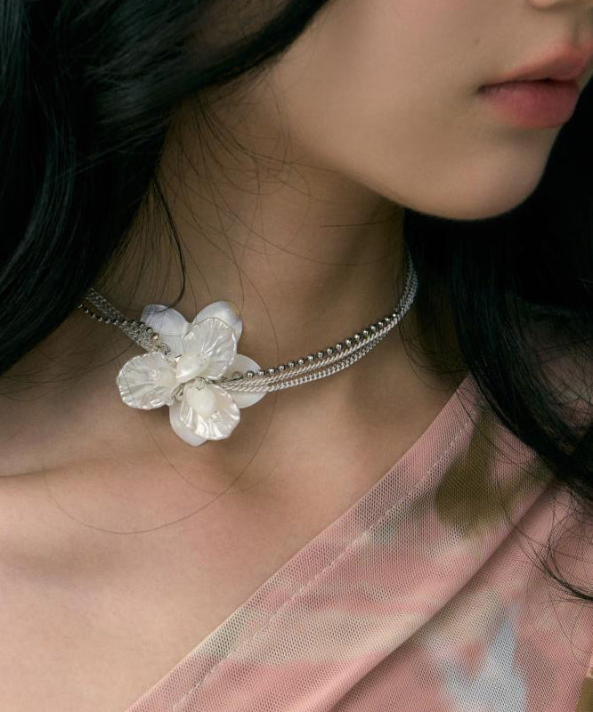 Collier ras du cou élégant en cuivre blanc surdoré avec perles de coquillage et fleurs - Amawinc