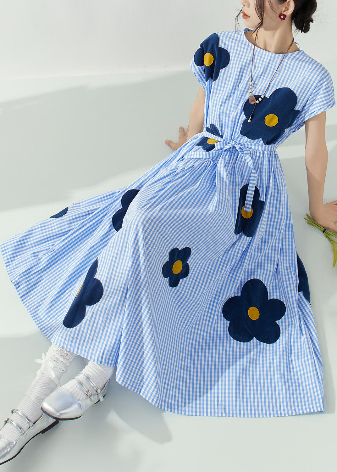Robe longue à carreaux bleus à col rond et ceinture nouée à fleurs pour l'été - Amawinc
