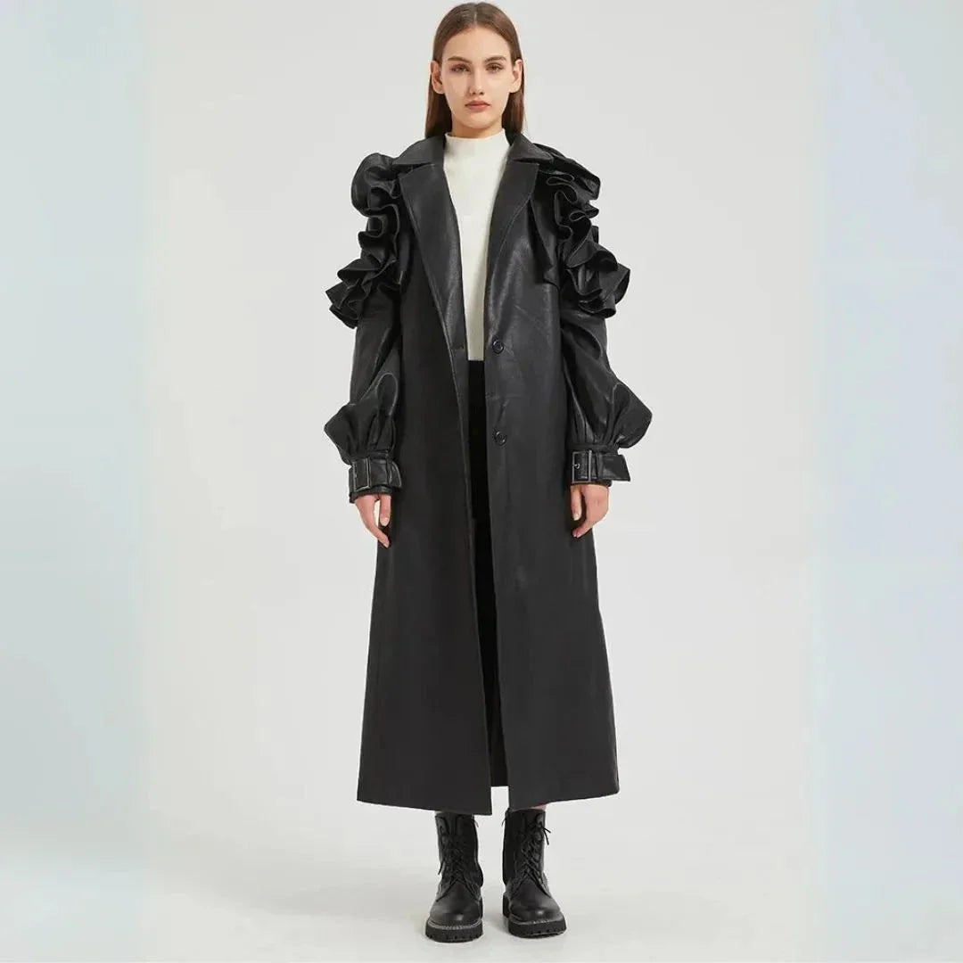 Manteau Trench Long À Volants Faye Avec Ceinture Ajustable En Faux Cuir Et Silhouette Moderne