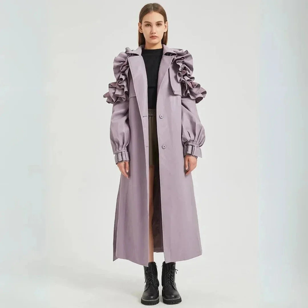Manteau Trench Long À Volants Faye Avec Ceinture Ajustable En Faux Cuir Et Silhouette Moderne