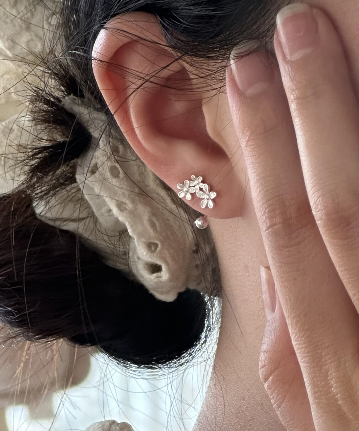 Boucles d'oreilles à tige florales en argent sterling et soie fine - Amawinc