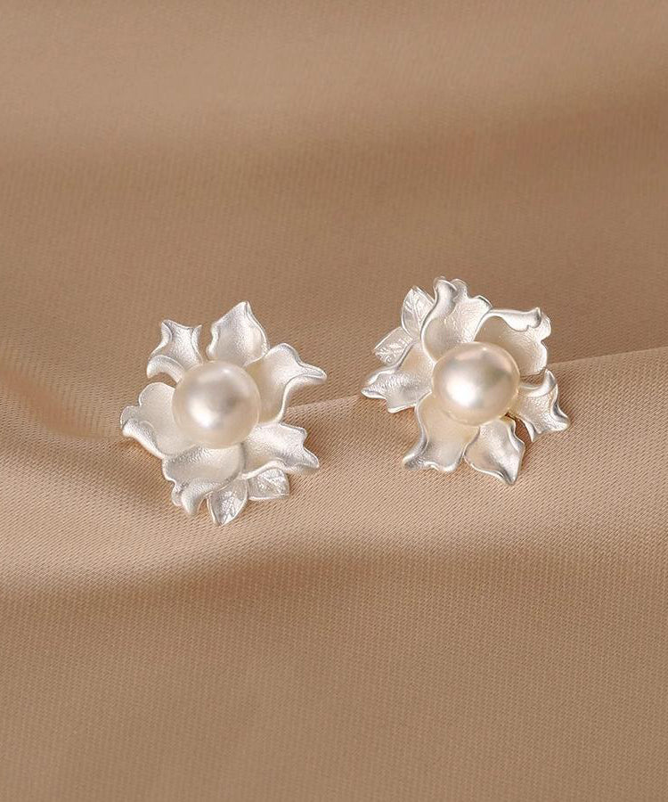 Boucles d'oreilles à tige asymétriques en alliage blanc fin avec perles florales - Amawinc