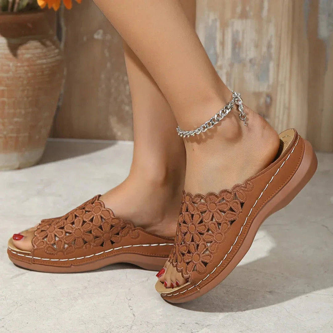 Sandales Florales À Découpes Avec Talon Bas Confort Quotidien Pour Été Urbain Et Style Décontracté