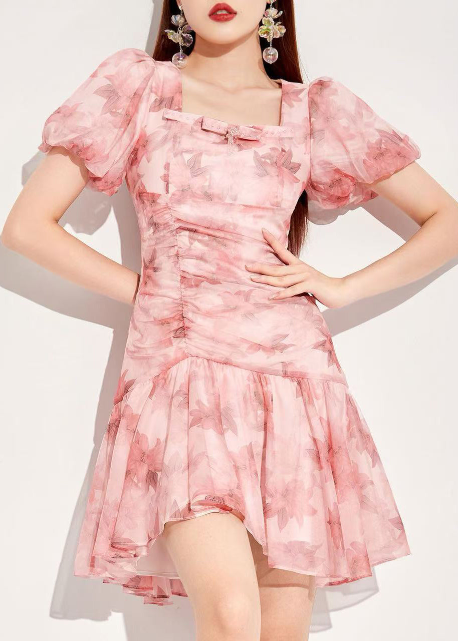 Robe en mousseline à imprimé asymétrique rose à col carré et manches bouffantes - Amawinc