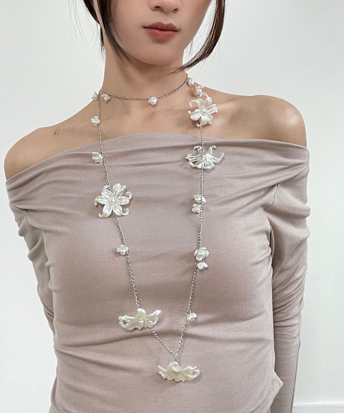Chaîne de corps en alliage blanc français avec perles et fleurs - Amawinc