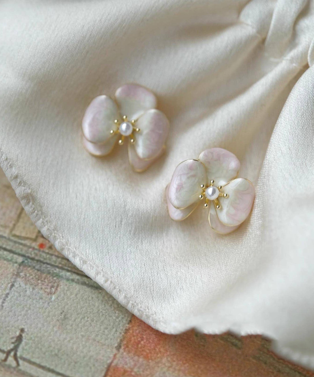 Boucles d'oreilles à tige florales en perles surdorées en cuivre rose dégradé de couleur - Amawinc