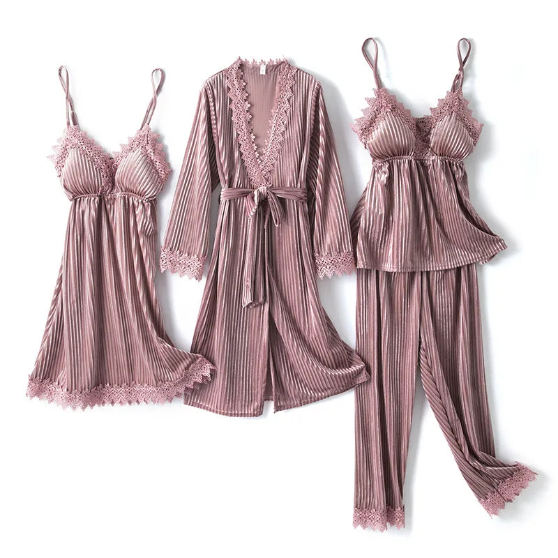 Ensemble Pyjama Velours Orelia Avec Camisole Dentelle Et Robe Légère Trois Ensembles Inclus