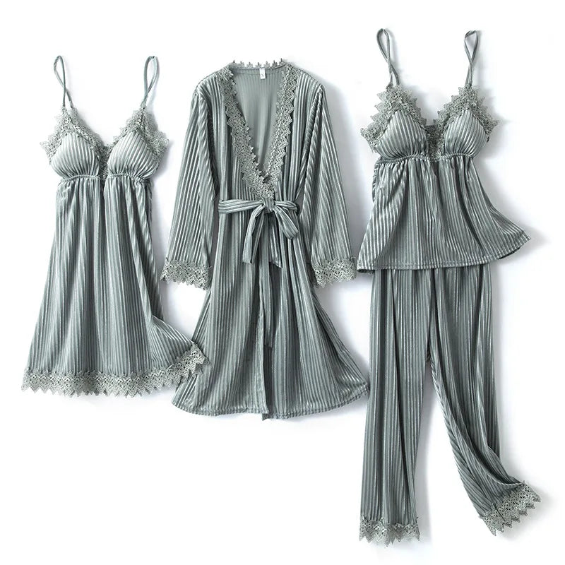 Ensemble Pyjama Velours Orelia Avec Camisole Dentelle Et Robe Légère Trois Ensembles Inclus
