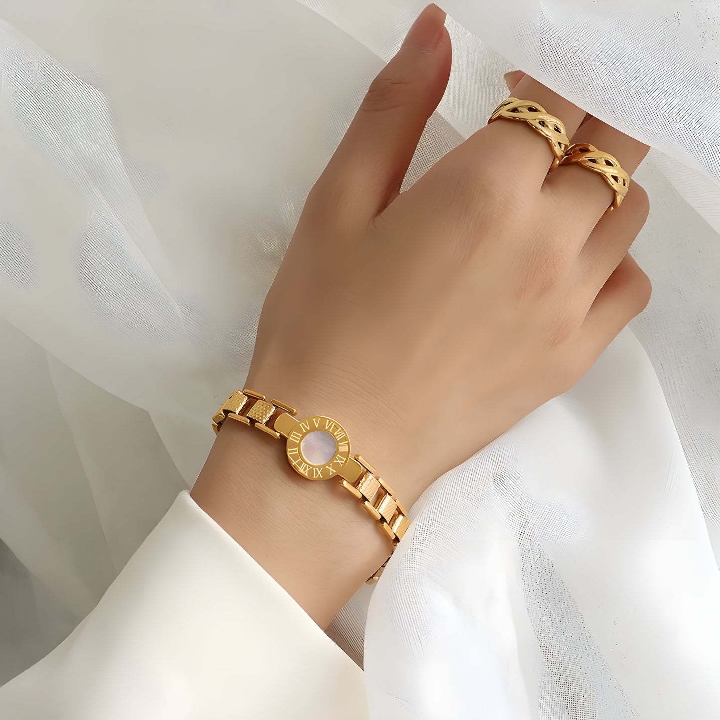 Bracelet Roma Halo Titane Plaqué Or Longueur 17,5 cm Face Rond Centrée sur Perle Motifs Romains Carrés Texturés Dorés