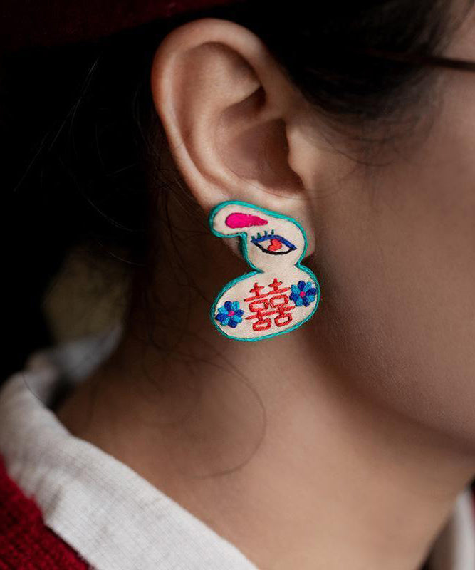 Boucles d'oreilles à tige en forme de petit lapin brodées à la main avec un arc-en-ciel - Amawinc