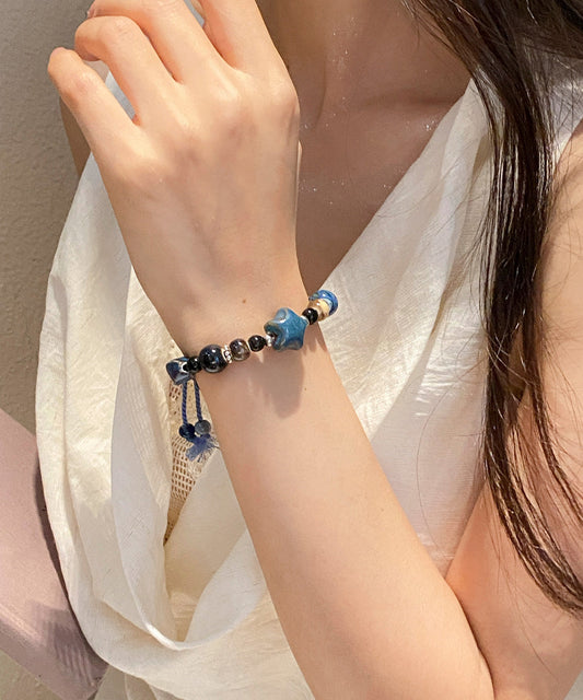 Bracelet à breloques en céramique tissée bleu roi fait main - Amawinc