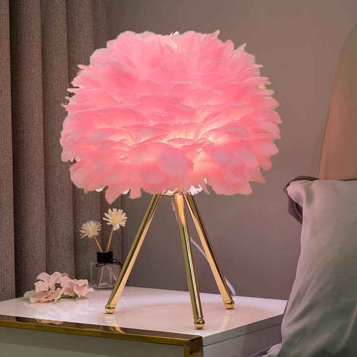 Luxus Tischleuchte mit dimmbarem Licht und Feder-Design von MissFeather™