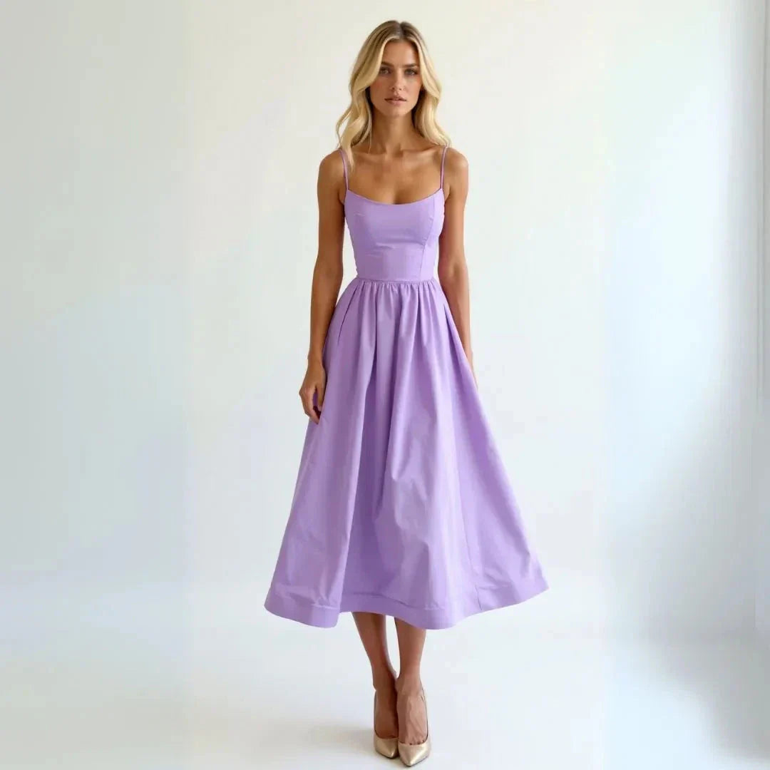 Robe Midi À Bretelles Spaghetti Isabelle Waylynn Silhouette Ajustée Avec Jupe Midi Évasée
