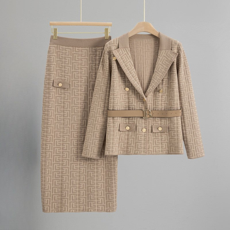 Le Nobiltà Milano Ensemble Par Sofia Amoretti Couture Moderne Avec Tissu Grille Et Boutons Métalliques