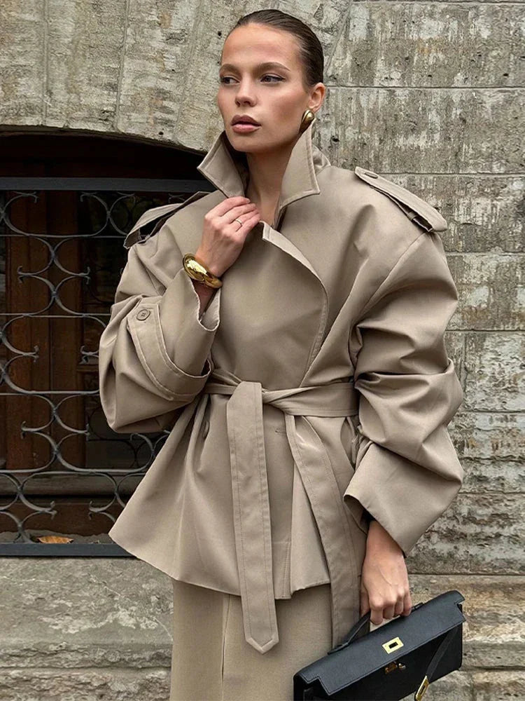 Trench Court Lily Épaules Larges Col En Revers Ceinture À Nouer Style Moderne Chic
