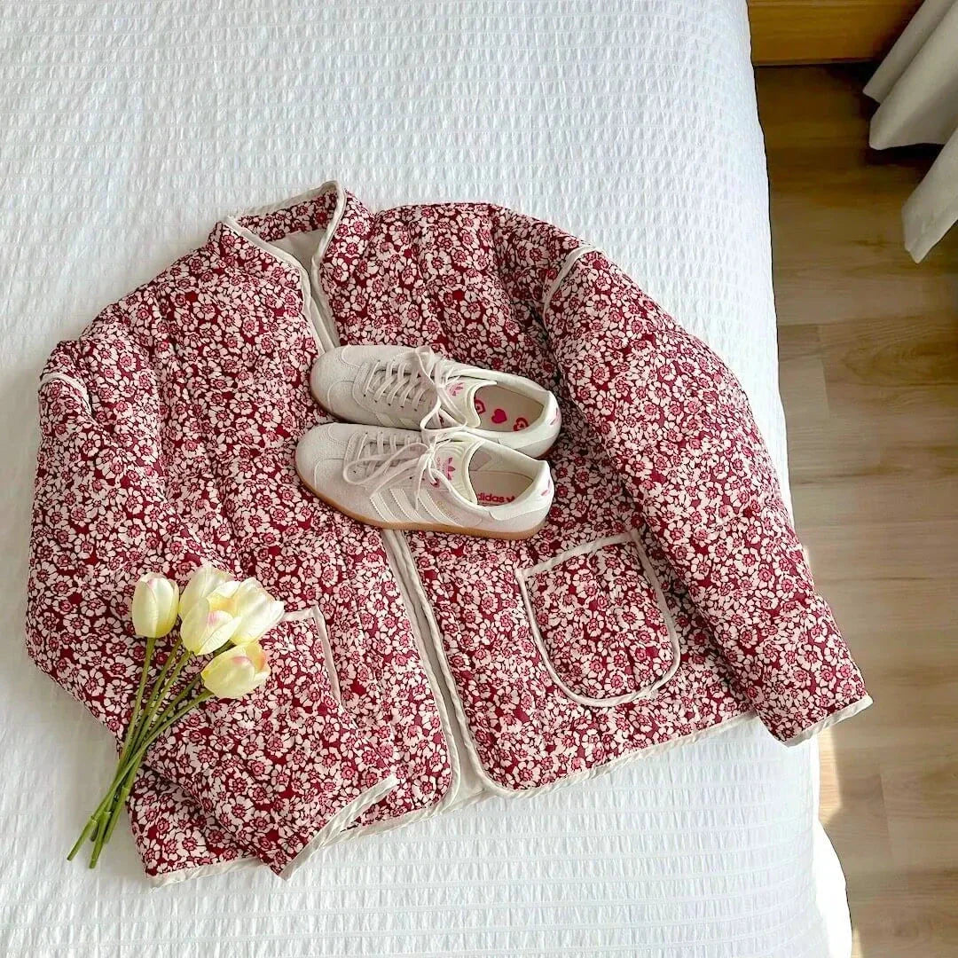 Veste Matelassée Fleurie Pour Femme Imprimé Fleuri Rouge Et Crème Avec Doublure Douce Et Bordure Contrastante