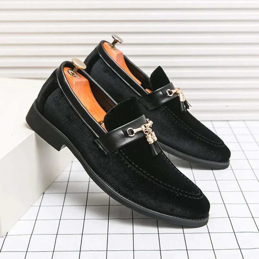 Mocassins Luca Marq Velours Bleu Avec Chaîne À Pampilles Métalliques Pour Looks De Soirée Audacieux