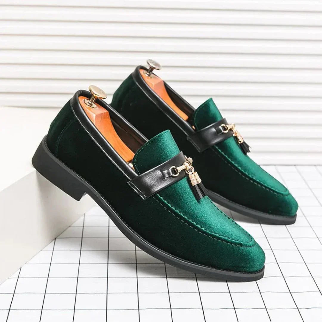 Mocassins Luca Marq Velours Bleu Avec Chaîne À Pampilles Métalliques Pour Looks De Soirée Audacieux