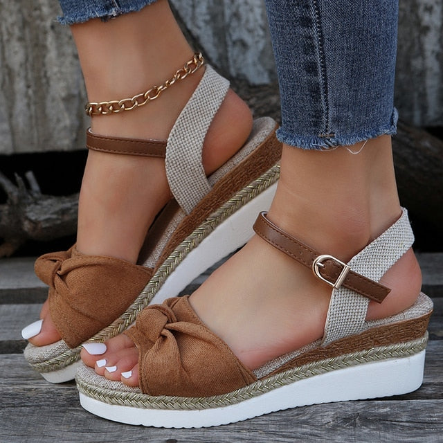 Orthopädische Sandalen ADRIANA mit Keil