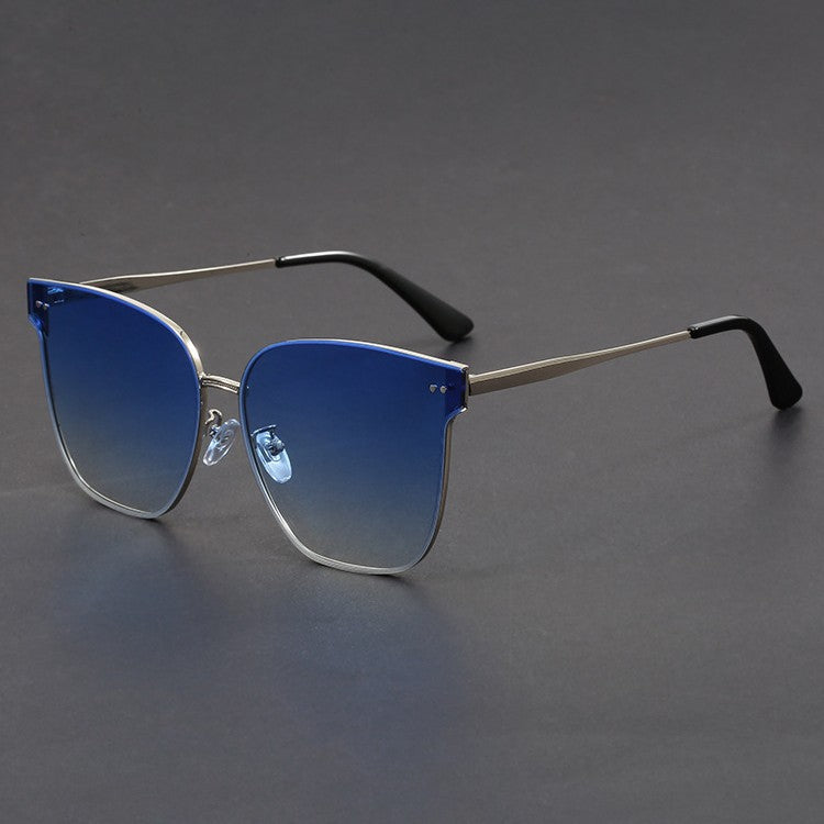 Lunettes Solaires Lyra Edge Avec Cadre Doré Léger Et Silhouette Métal Forme Oeil De Chat Et Protection UV