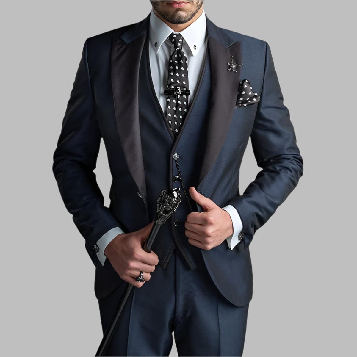 Costume De Mariage Trois Pièces Homme Luxueux Vert Émeraude Revers Noirs Et Détails En Chaîne Argentée