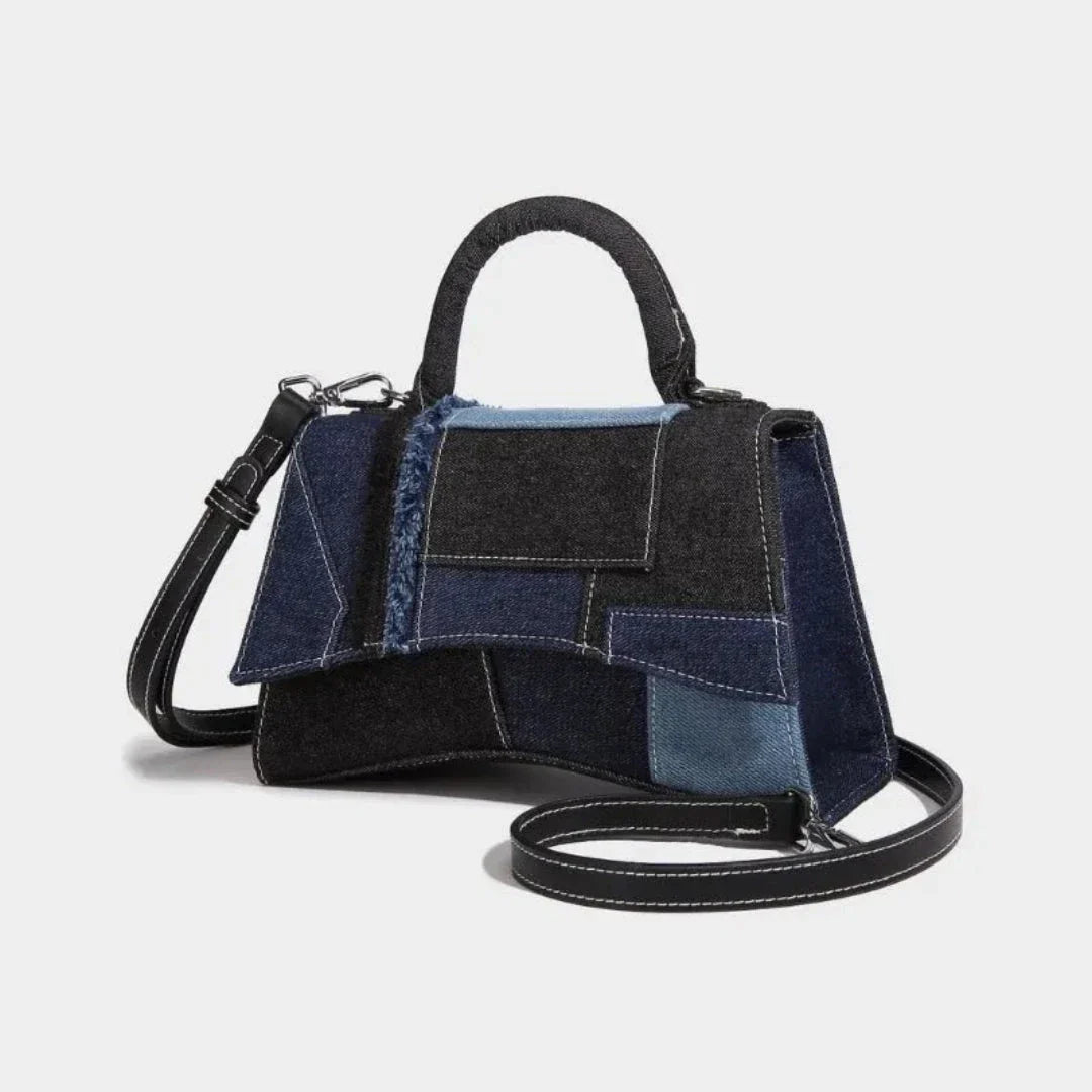 Mini Sac Patchwork en Denim à Bandoulière Moderne, Silhouette Compacte, Rabat et Poches Intérieures
