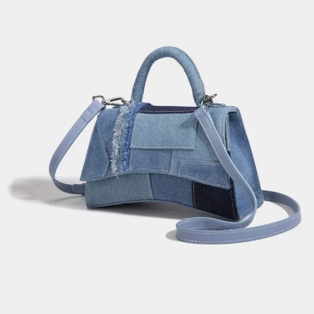 Mini Sac Patchwork en Denim à Bandoulière Moderne, Silhouette Compacte, Rabat et Poches Intérieures