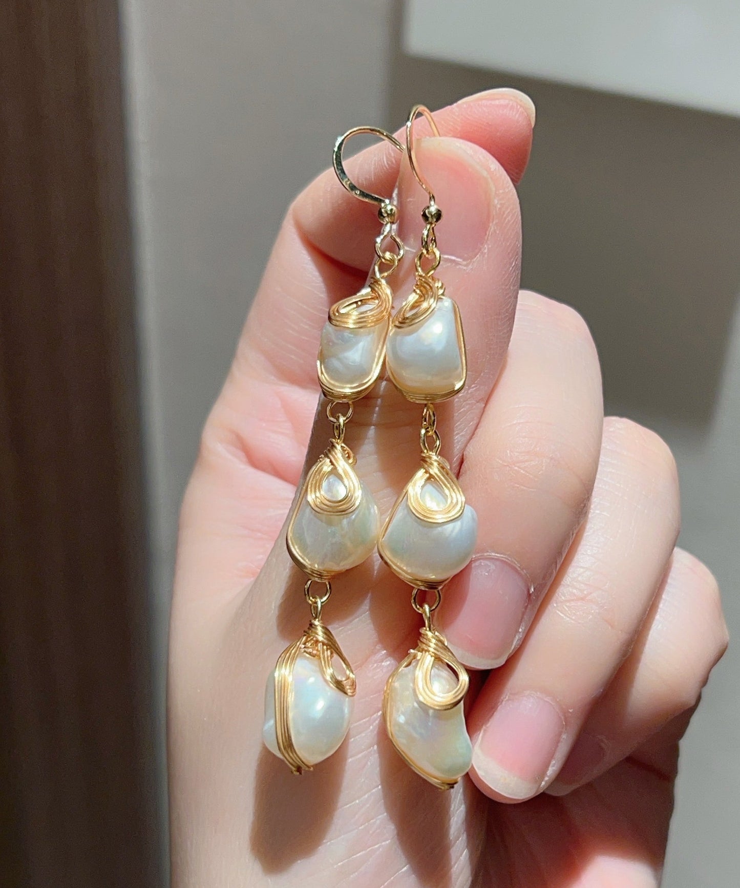 Boucles d'oreilles pendantes modernes en cuivre doré et perles - Amawinc