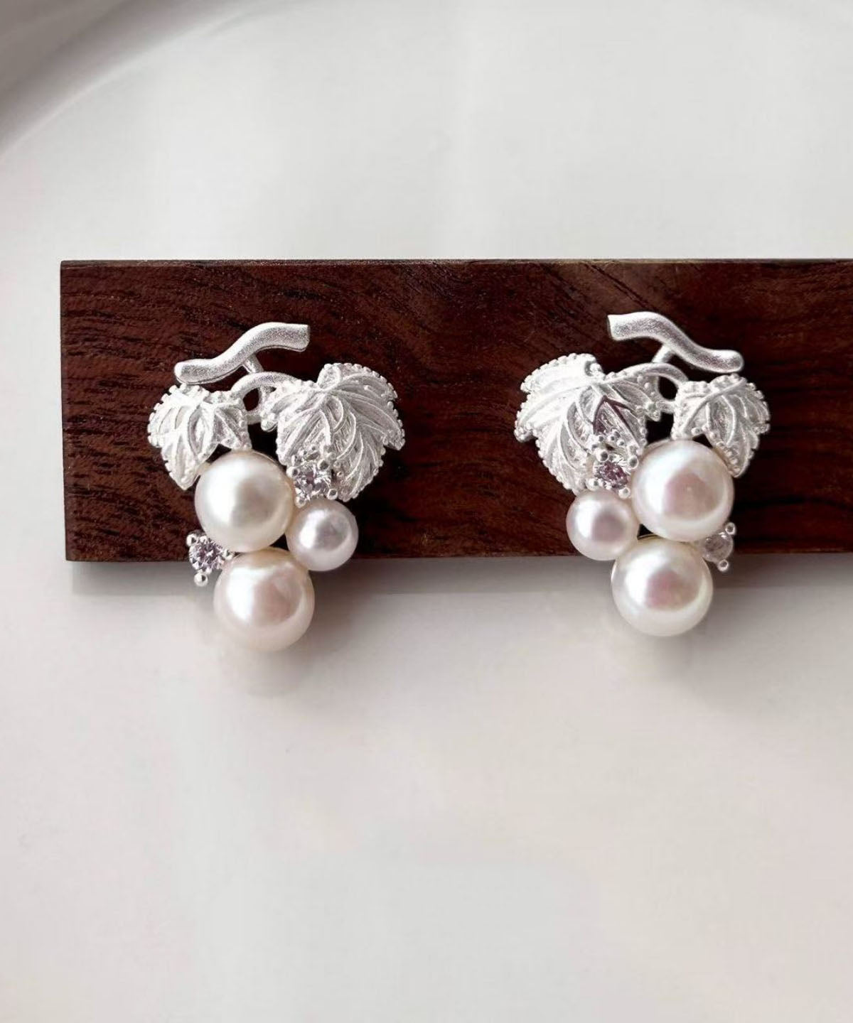 Boucles d'oreilles puces modernes en cuivre blanc doré et perles de raisin - Amawinc