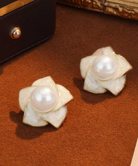 Boucles d'oreilles à tige modernes en cuivre blanc surdoré avec perles - Amawinc