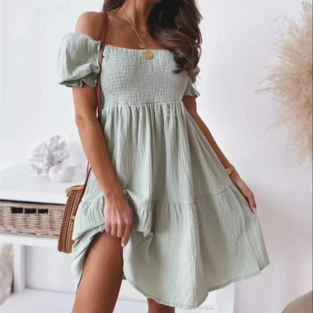 Robe Mini Smockée À Épaules Dénudées Moira Par Waylynn Pour Étés Ensoleillés Et Moments Décontractés