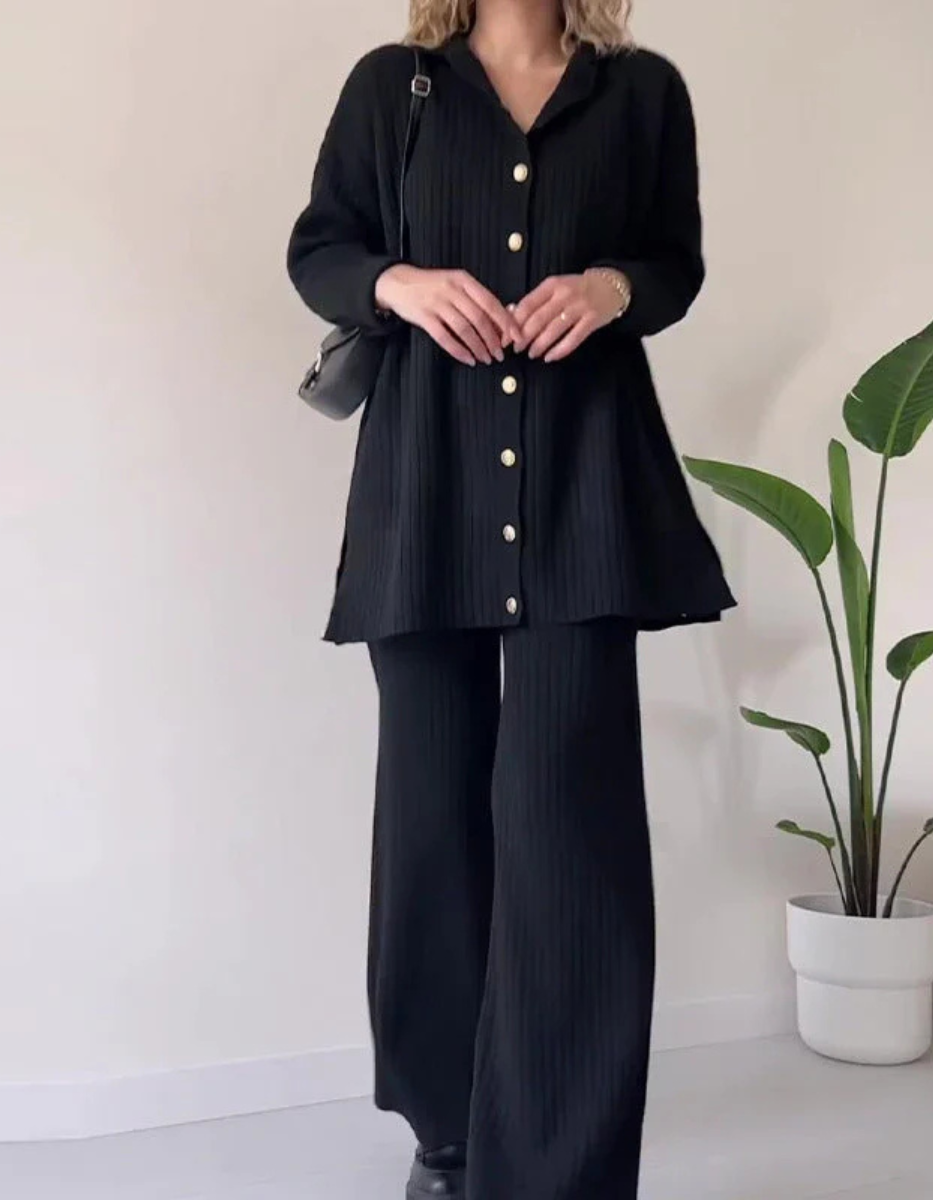 DAGMAR: Langärmliges Hemd und gerippte Hose