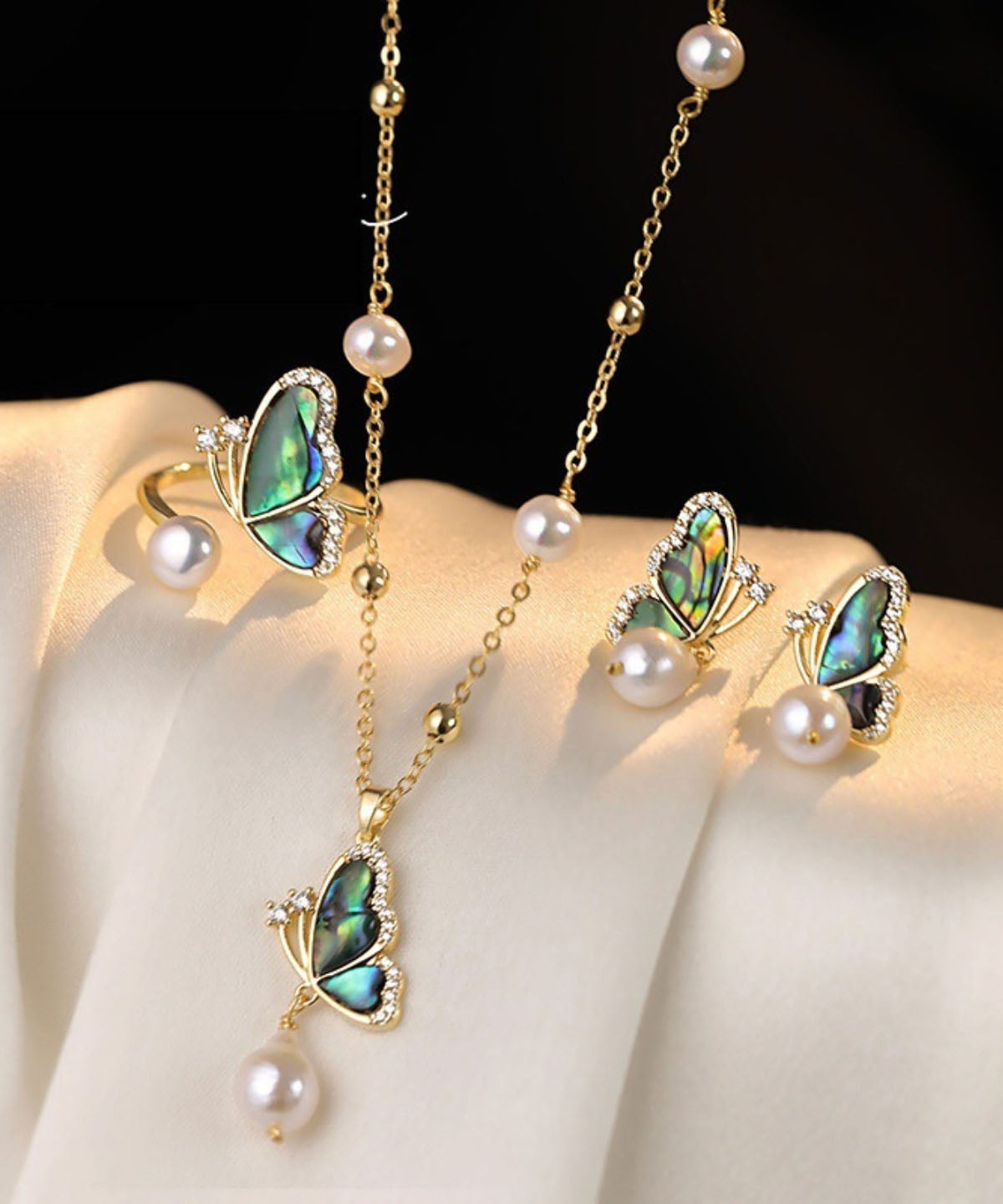 Ensemble trois pièces : collier pendentif papillon en zircon et perle sur cuivre doré, bagues et boucles d'oreilles pendantes - Amawinc