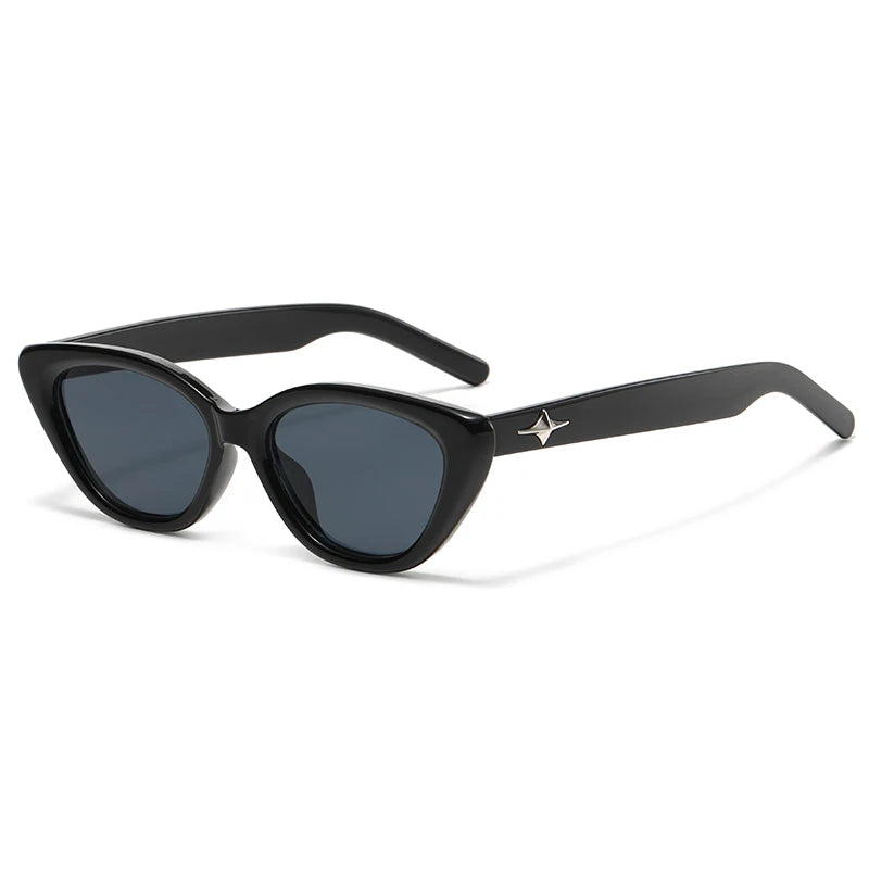 Lunettes de Soleil Forme Chat Nova Avec Monture Acétate Noire Brillante et Détails Étoiles sur Branches