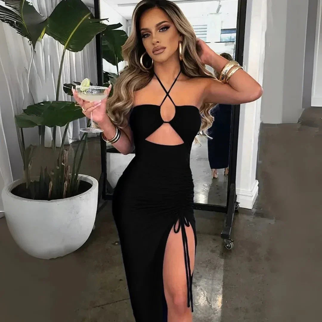 Robe Maxi Élégante Nova Avec Silhouette Ruchée et Fente Avant à Encolure Halter Découpée