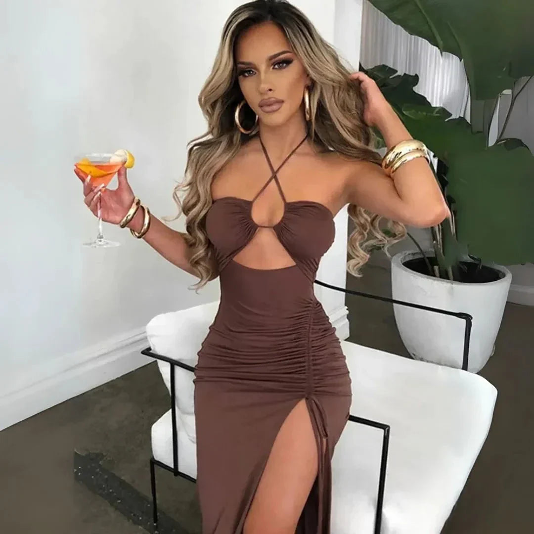 Robe Maxi Élégante Nova Avec Silhouette Ruchée et Fente Avant à Encolure Halter Découpée
