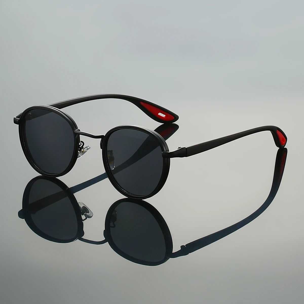 Nova Trail Lunettes Rondes Actives Avec Verres Teints Anti UV Et Branches Rouges Subtiles