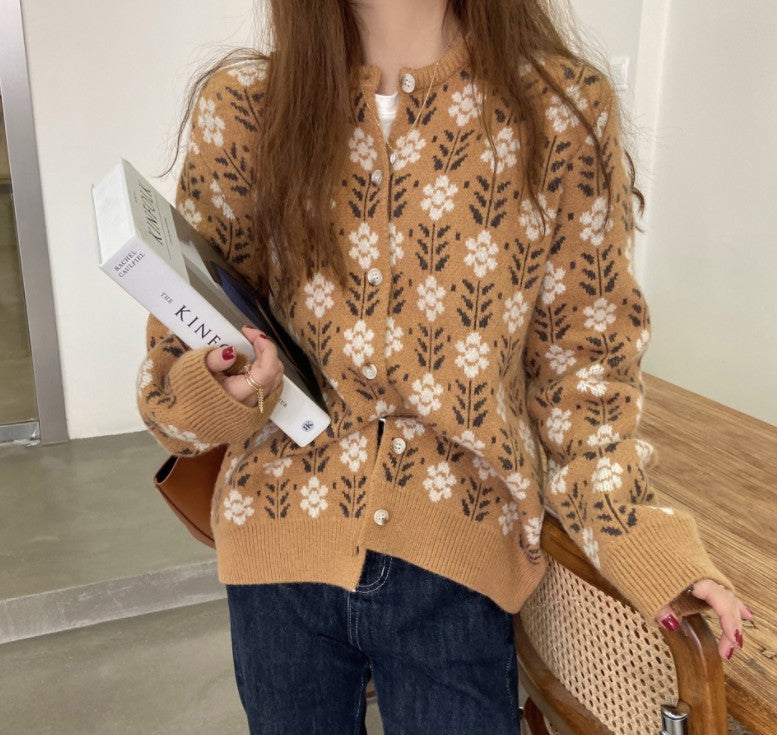 Damen Strickjacke mit floralem Muster und Knopfdetail Amawinc