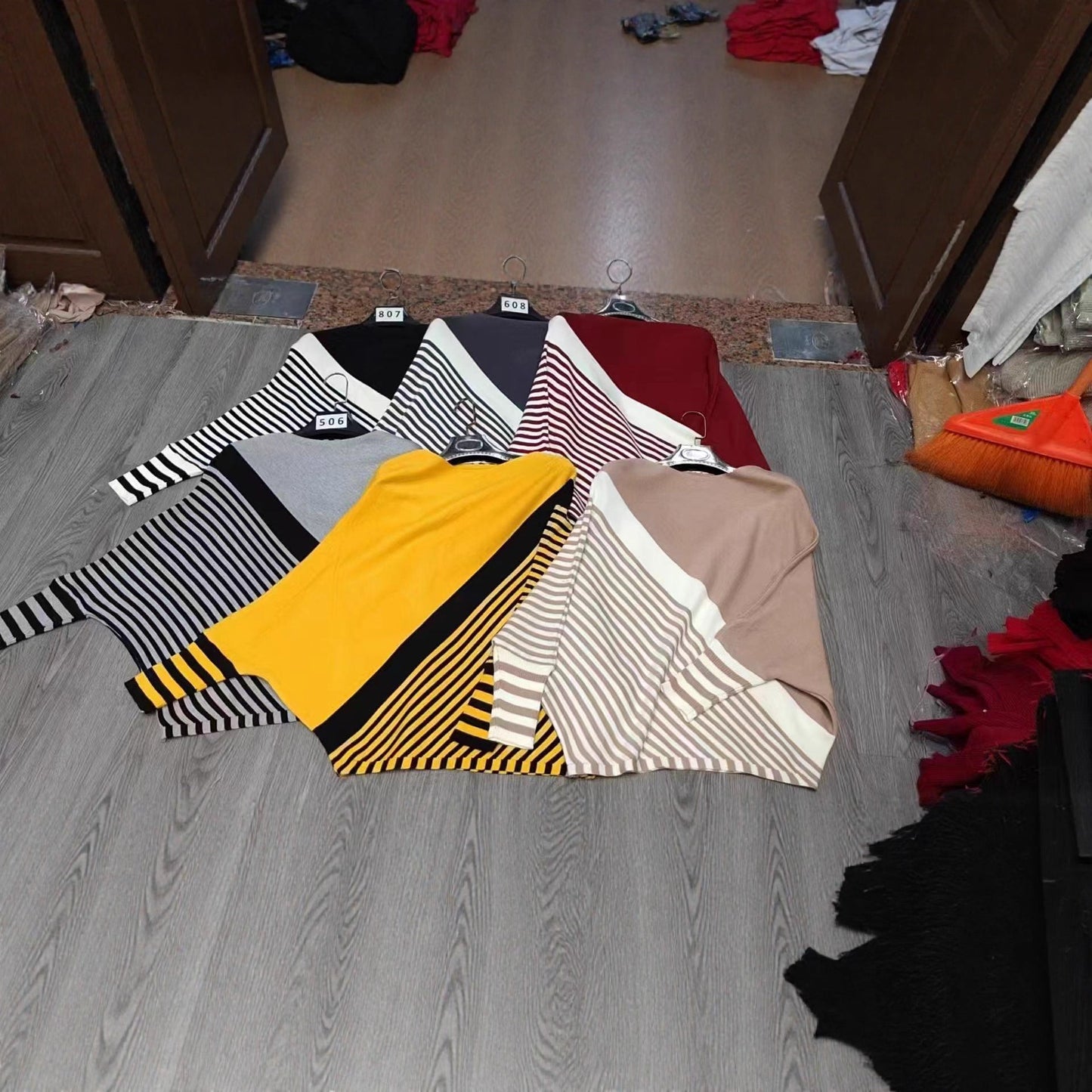 Damen modischer Strickpullover mit asymmetrischem Schnitt und grafischem Streifenmuster Amawinc