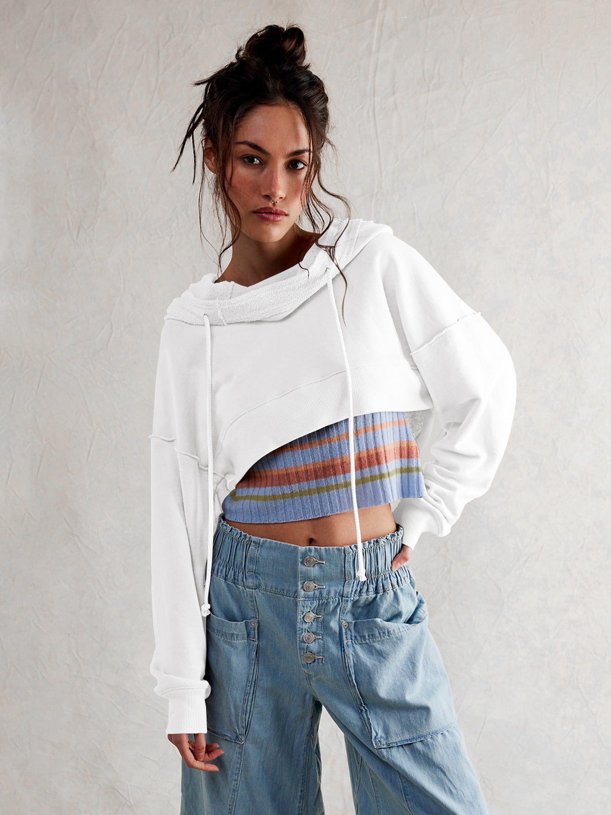 Damen cropped Sweatshirt mit lässigem Schnitt und Kängurutasche Amawinc