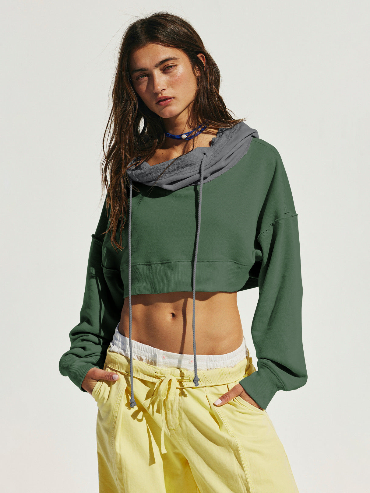 Damen cropped Sweatshirt mit lässigem Schnitt und Kängurutasche Amawinc