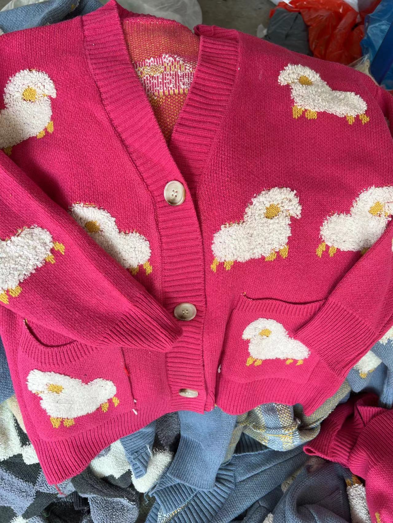 Damen Strickjacke mit verspieltem Schafmotiv und Taschen Amawinc