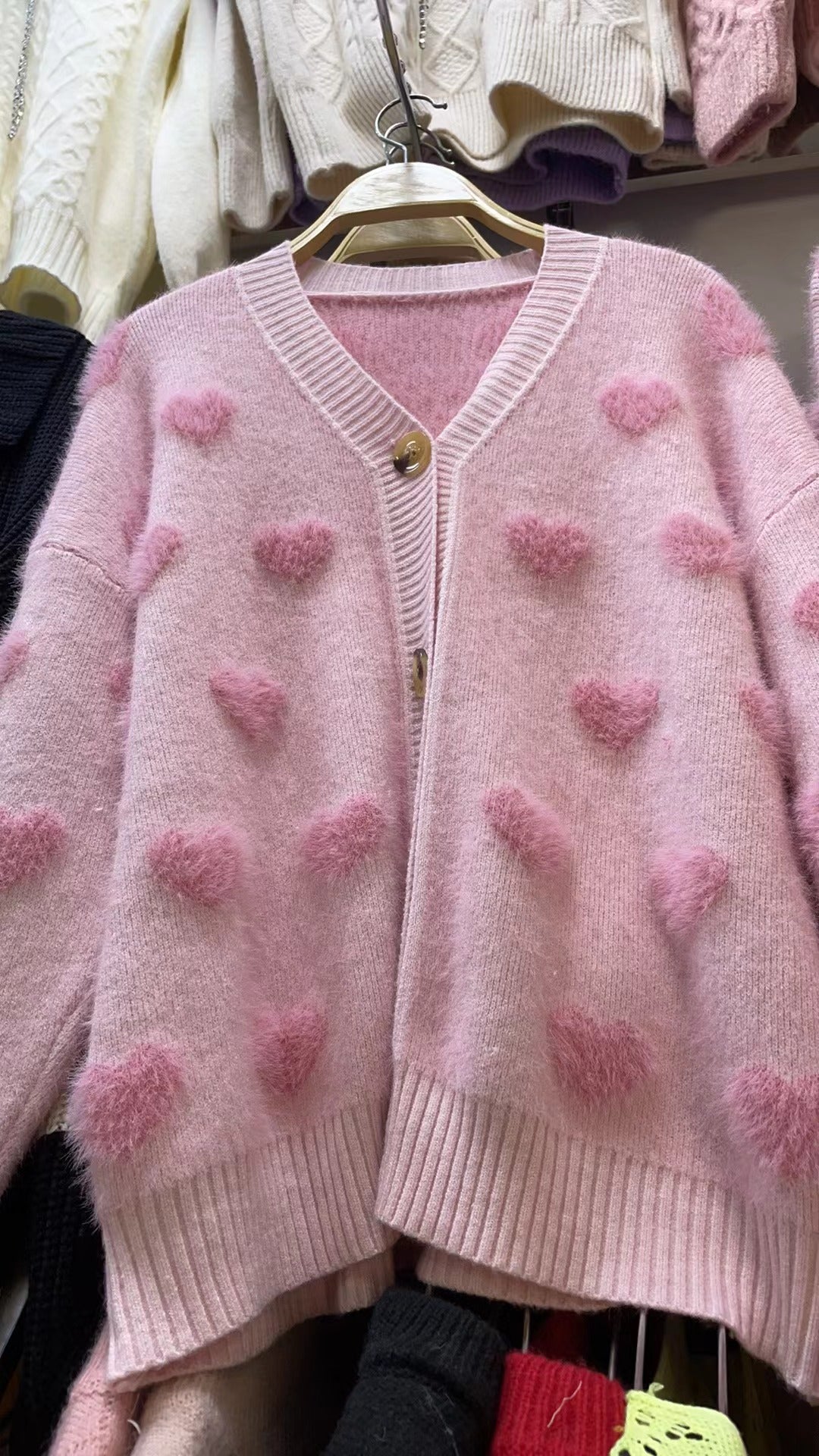 Damen Kuschelige Strickjacke mit herzförmigem Design und Knopfdetail Amawinc